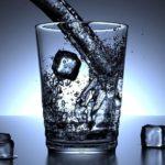 Ein Glas kühles Mineralwasser