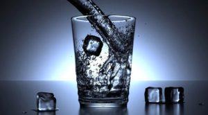 Ein Glas kühles Mineralwasser