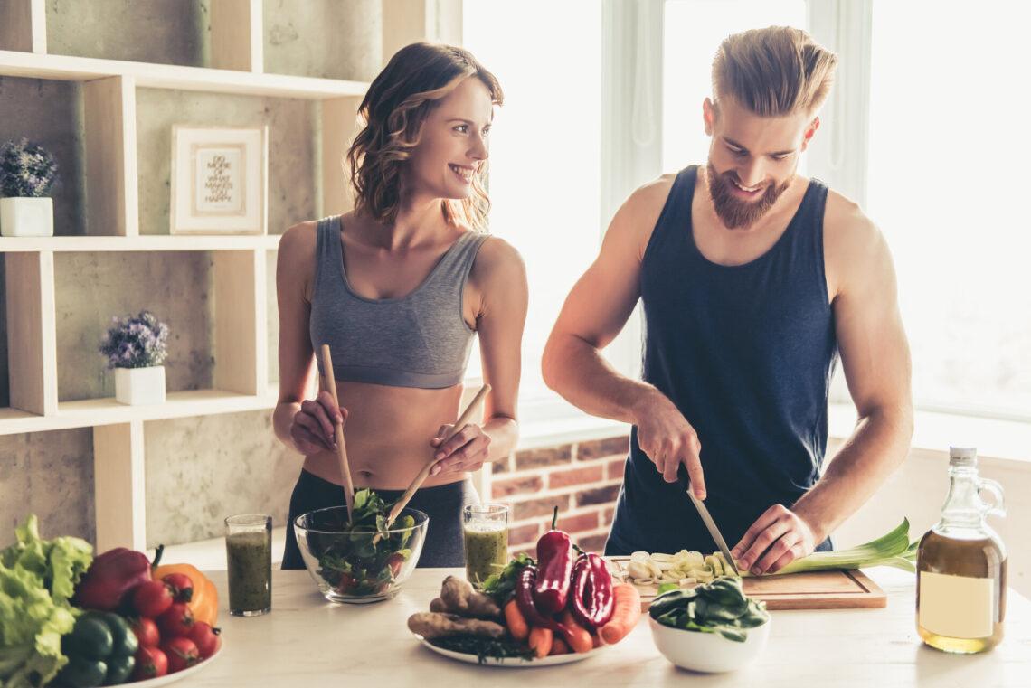 Paar beim Kochen gesunder Lebensmittel