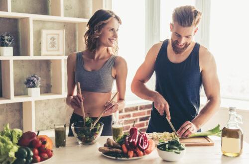 Paar beim Kochen gesunder Lebensmittel