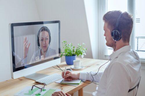Arbeitsschutz E-Learning mit interaktivem Online-Training zwischen Trainerin und Mitarbeiter am Computer