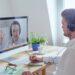 Arbeitsschutz E-Learning mit interaktivem Online-Training zwischen Trainerin und Mitarbeiter am Computer